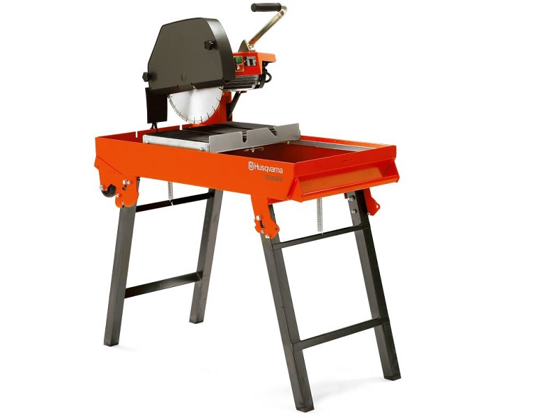 220В, мощность 2200Вт, 2800 об/мин, макс диаметр режущего диска 350х25,4мм, макс глубина реза 100мм, макс длина реза 700мм, влажная резка, бак для воды 40л, водяной насос с предочисткой воды, наклонная головка для резки под углом 45гр, размер (ДхШхВ) 1120х600х600мм, вес 92кг, в комплекте с диском 350мм для резки бетона / кирпича /гранита / пеноблока