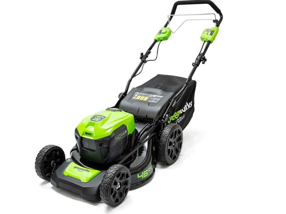 40В, Самоходная газонокосилка. Ширина скашивания 46 см, высота скашивания 25-80 мм. Центральная регулировка 7 положений. Травосборник 55 л. Мульчирование. Вес 30 кг. Аккумулятор 40В / 5 Ач и зарядное устройство в комплекте.