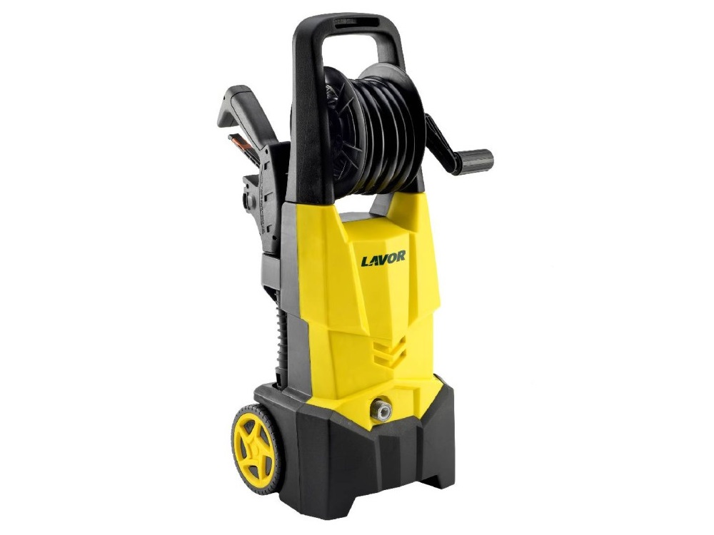 220В, мощность электрического двигателя 1900 Вт, максимальное давление 135 бар, максимальная производительность 420 литров в час. Вес 8 кг. Габариты ДхШхВ 295 х 295 х 600 мм. В комплекте пистолет, шланг 5 м, струйная трубка, роторная щетка, террайсер, грязевая фреза, пенная насадка с емкостью, форсунка.