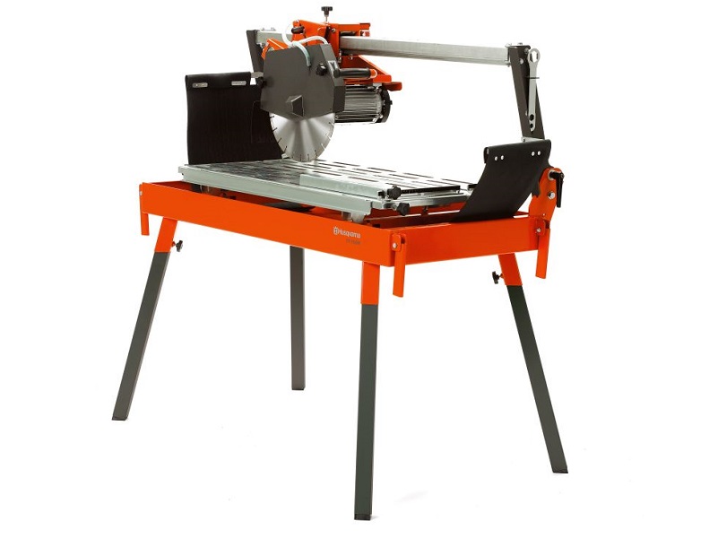 220В, мощность 2200Вт, 2800 об/мин, макс диаметр режущего диска 350х25,4мм, макс глубина реза 105мм, макс длина реза 1000мм, влажная резка, бак для воды 55л, водяной насос с предочисткой воды, боковой удлинитель стола, наклонная головка и стол для резки под углом 45гр, размер (ДхШхВ) 1400х840х1400мм, вес 106кг, в комплекте с диском 350мм для резки бетона/кирпича/гранита/пеноблока