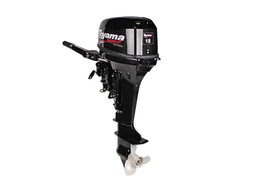 • Двухтактный двигатель 246 см3
• 2 цилиндра 13,2 кВт / 18 л.с
• Ручной стартер
• Макс. обороты 5000 об/мин
• Зажигание CDI
• Румпель
• Высота транца 381 мм
• Внешний топливный бак 24 л
• Вес 38 кг